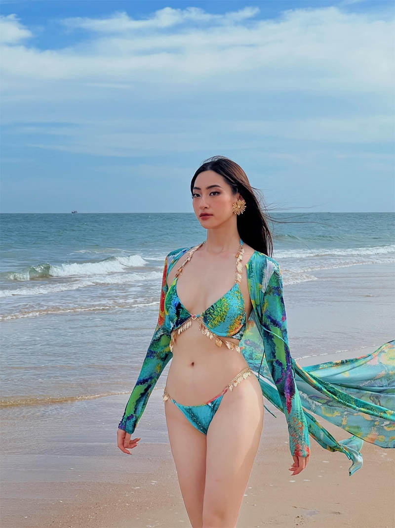 Hoa hậu Lương Thùy Tiên diện bikini siêu thấu