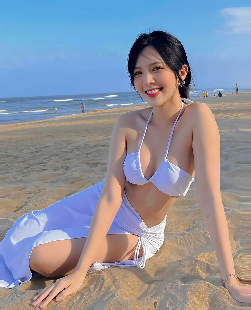 Hình ảnh gái xinh mặc đồ sexy đi tắm biển